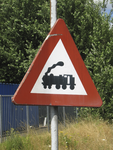 905427 Afbeelding van een waarschuwingsbord met een stoomlocomotief, op het voormalige werkplaatsterrein van de ...
